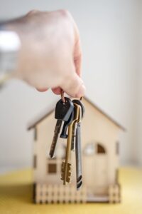 Symboliczne ukazanie kluczy do nieruchomości